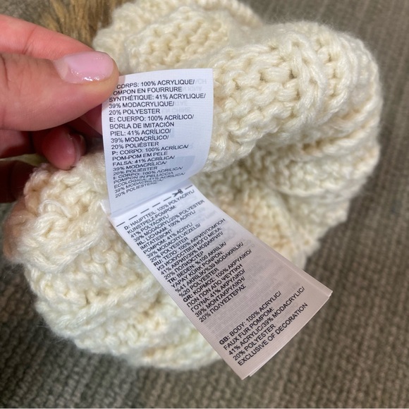 North Face Cream Pom pom Toque - Picture 5 of 5